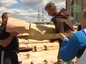 Московская православная молодежь провела тренировку по строительству деревянного храма без единого гвоздя
