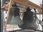 На колокольню монастыря поднимают колокола, вернувшиеся из Гарвардского университета